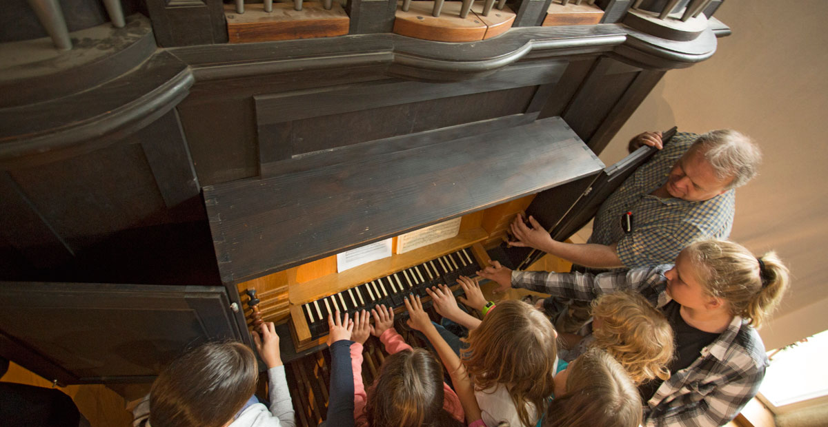 KönigsKinder vor der Orgel von oben