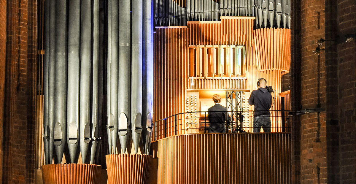 Ulfert Smidt an der Goll-Orgel in der Martkirche zu Hannover