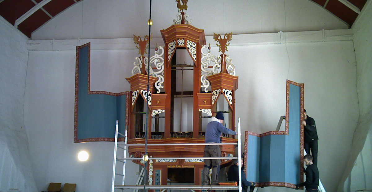 Abbau der Orgel in der reformierten Kirche Uttum