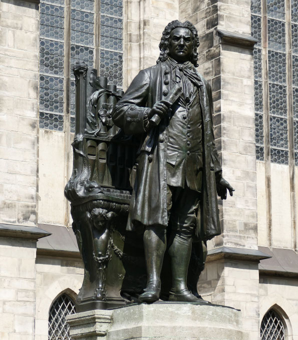 Bachstandbild vor der Thomaskirche Leipzig