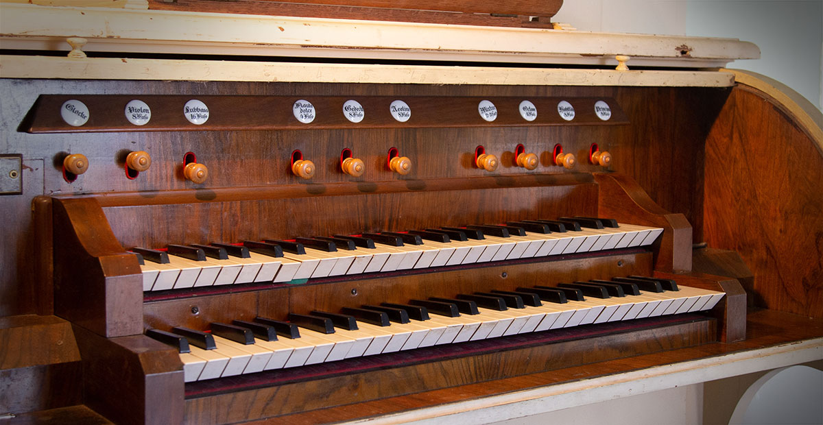 Spieltisch der Dinse-Orgel von 1900 in der Dorfkirche Bentwisch (Brandenburg). 2021 von der Stiftung Orgelklang gefördert