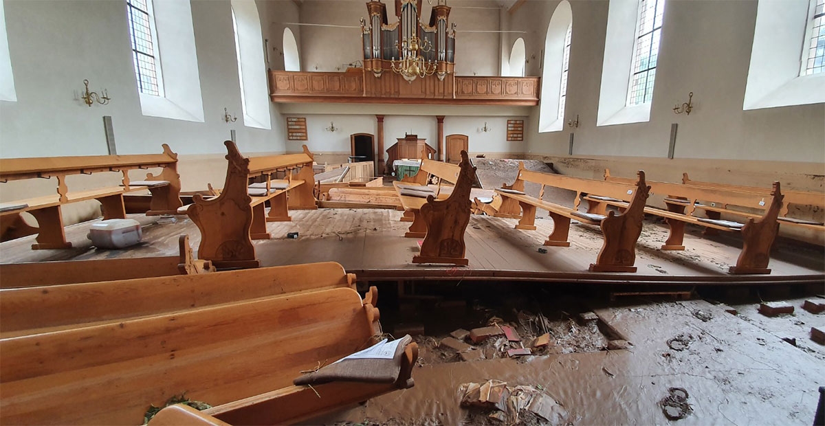 Die starke Strömung hat das Mobiliar der Kirche Gemünd (Kreis Euskirchen) zerstört.
