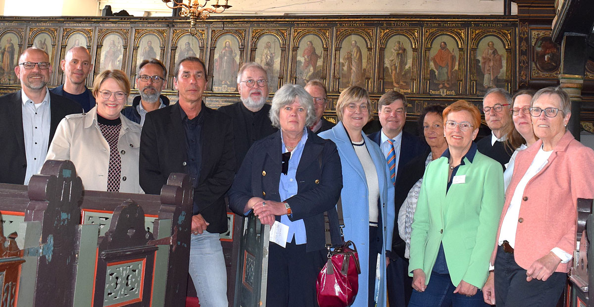Gruppenfoto mit den großzügigen Mittelgebern unterhalb der restaurierten Gloger-Orgel