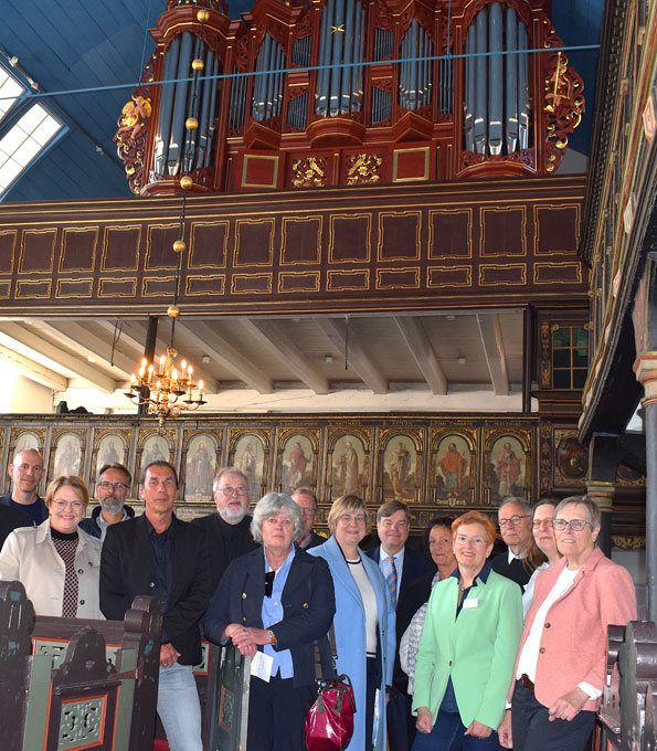 Gruppenfoto mit den großzügigen Mittelgebern unterhalb der restaurierten Gloger-Orgel